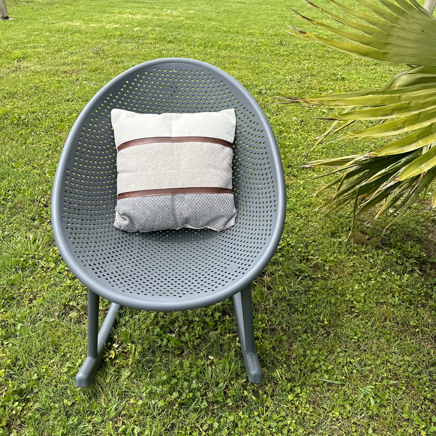 Cojín Decorativo de 42x42 cm con Texturas y Detalles en Cuerina: Comodidad y Estilo para tu Hogar
